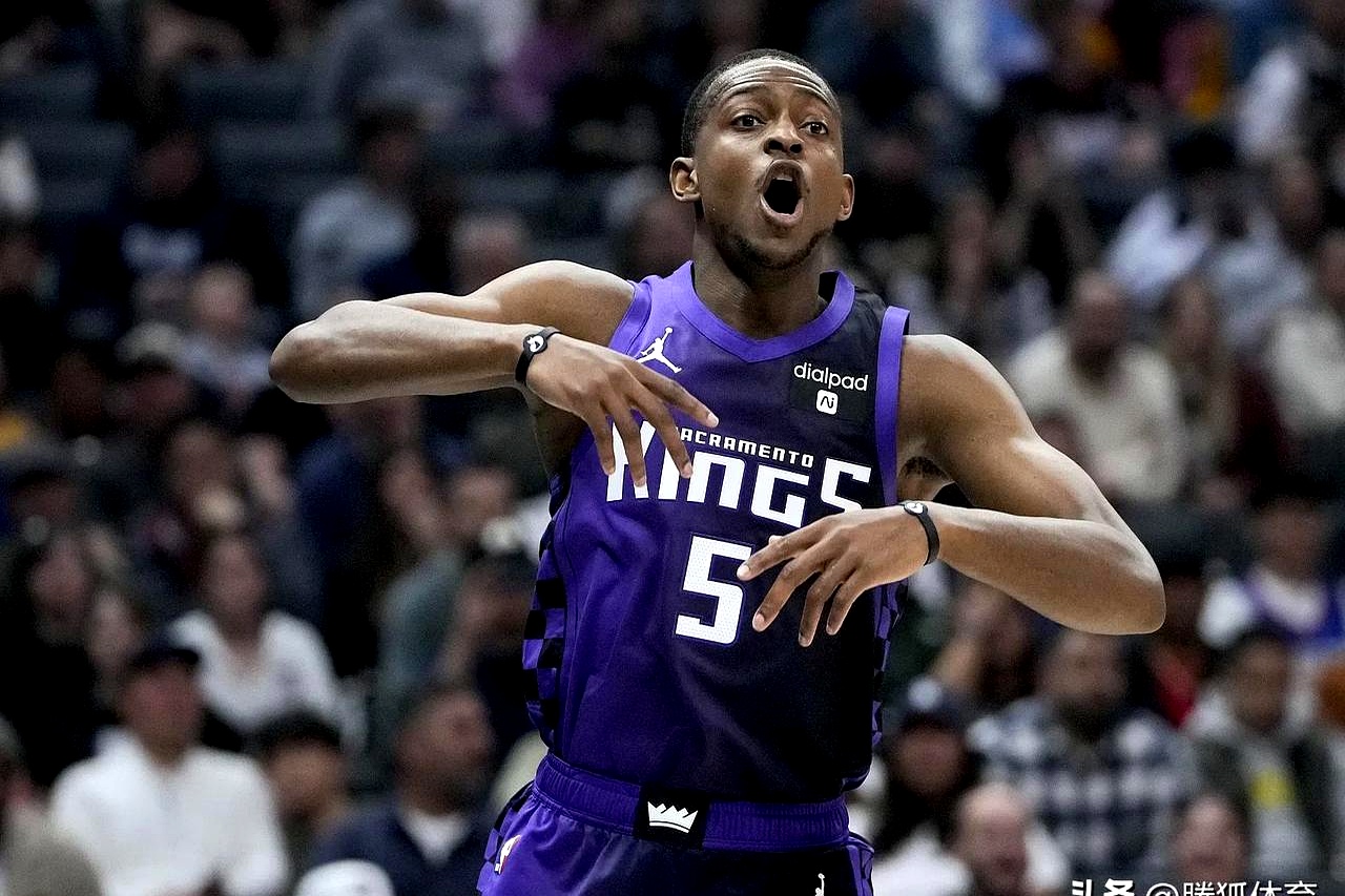 字母哥在美国队比赛中表现优异，爆冷引发热议！赛场气氛高涨(字母哥 nba)