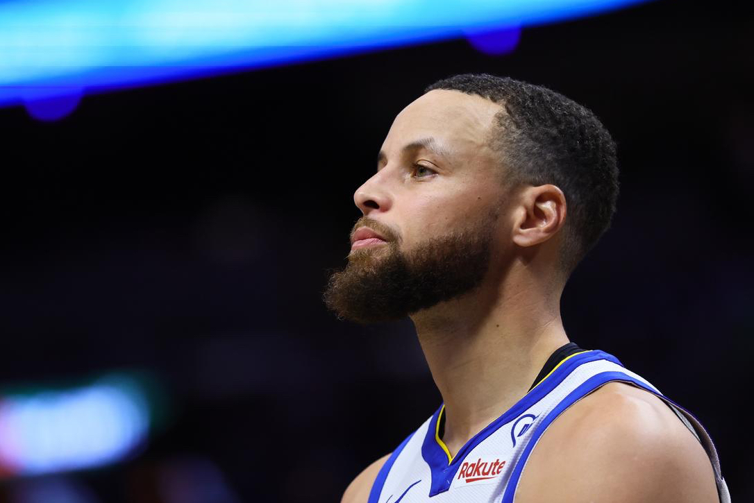 包含勇士不断突破！，库里连续十场比赛得分超过出色防守观众掌声雷动的词条