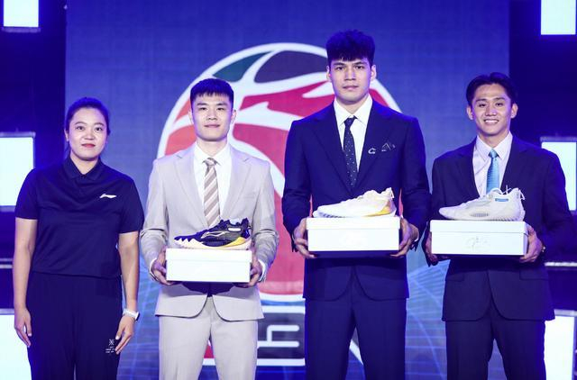 国际比赛日法兰克福备战CBA季后赛；复出首秀细节曝光；底气十足；球探报告显示潜力的简单介绍