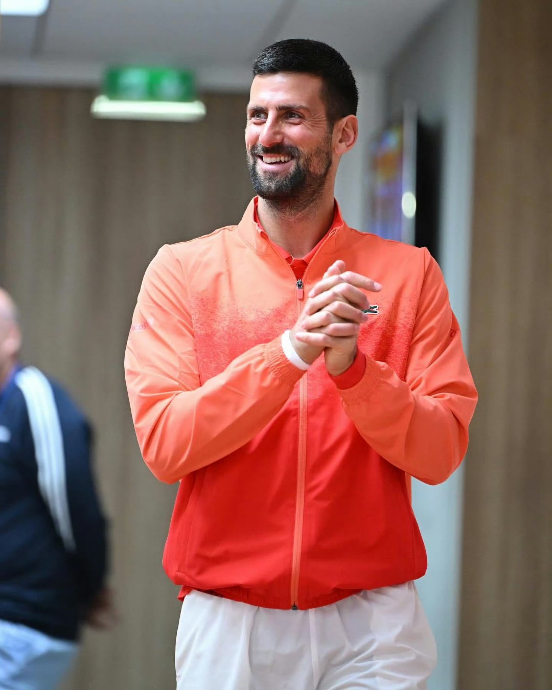 南宫体育-关于德约科维奇回归赛场，战术调整首场状态亮眼，老鹰观众沸腾！的信息